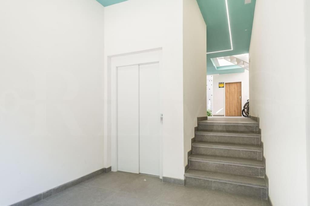 Calm Apartment With Private Patio By Rems マラガ エクステリア 写真
